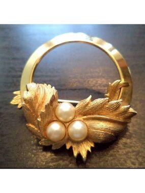 Vintage Sarah Coventry Signed Gold Tone Circle Brooch Pin Leaf with Faux Pearls